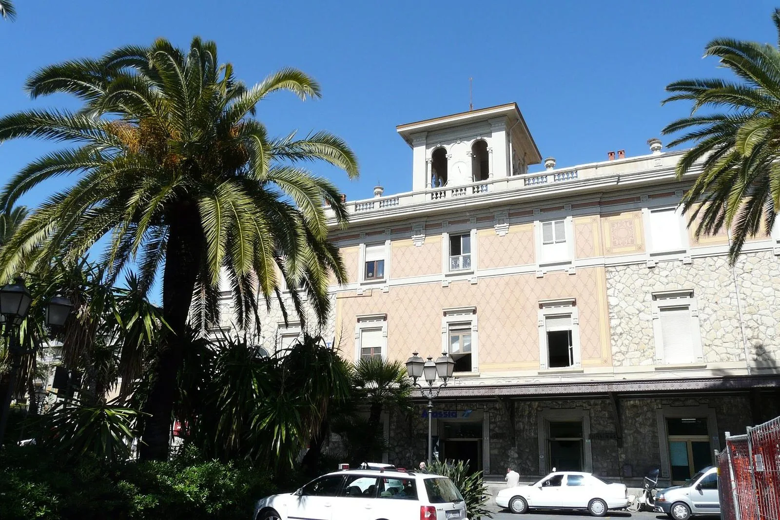 Facciata della stazione ferroviaria di Alassio tra le palme